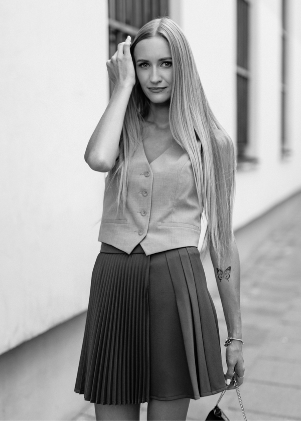 AMSTERDAM PLEATED SKIRT IN SILVER GREY